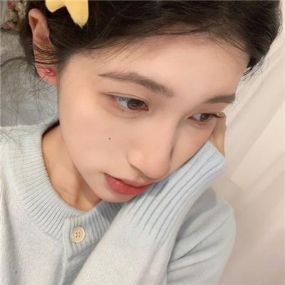 昂首挺胸
